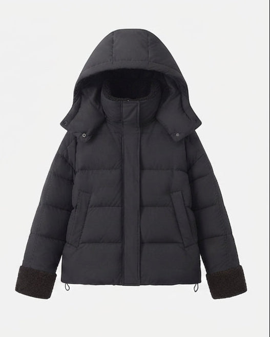 Damen kurze gesteppte reisefreundliche Winterparka mit Teddyabschlüssen, verstaubarem Kapuze und geräumigen Seitentaschen