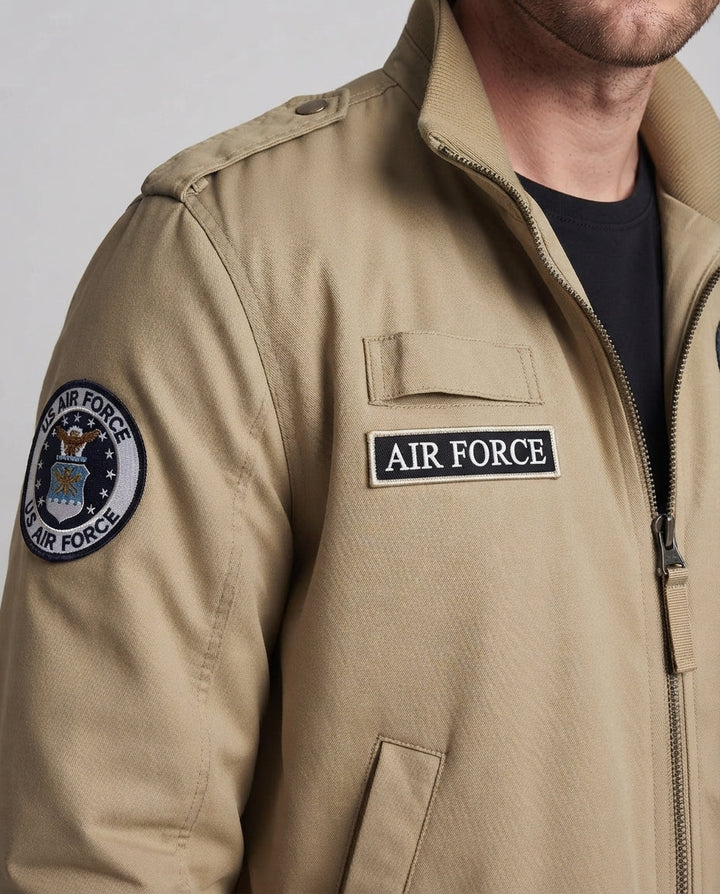 Herren gepolsterte Bomberjacke im Military-Look mit Teddyfutter, Stehkragen & Badge Echoarchiv