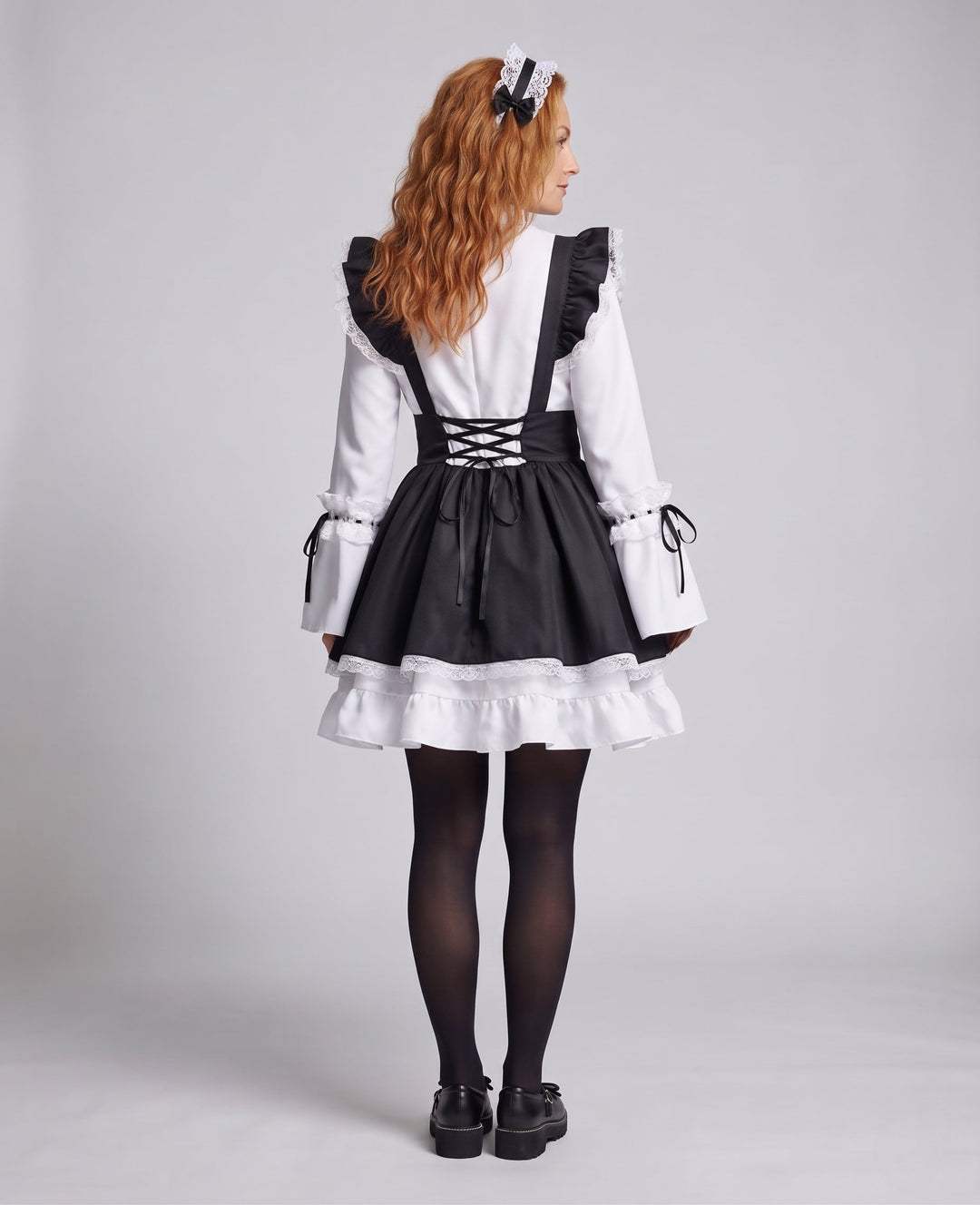 Damenkostüm als elegante Dienstmädchen mit Rüschen und Schleifen Echo Archiv
