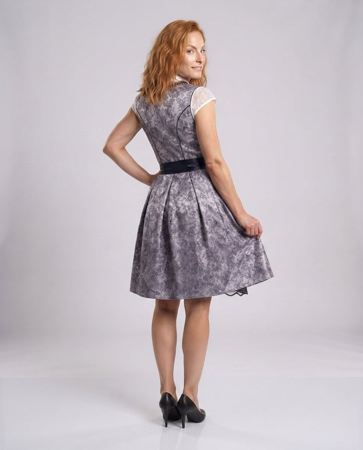 Damen Traditionelles Kleid Echo Archiv