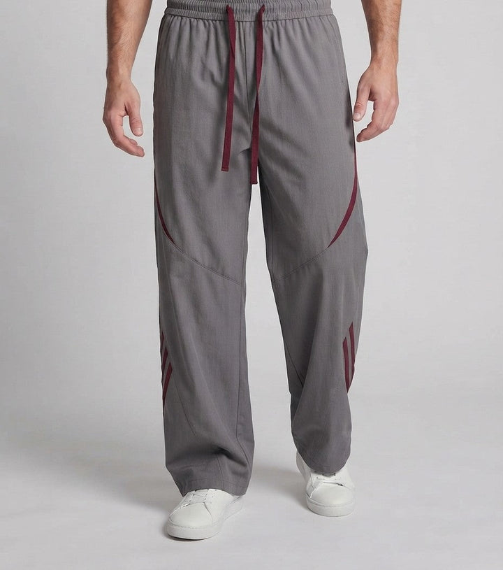 Herren Extra Breite Nylon Jogginghosen im Baggy-Schnitt mit Kordelzug, dekorativen Paneelen und seitlichen Kontraststreifen Echoarchiv
