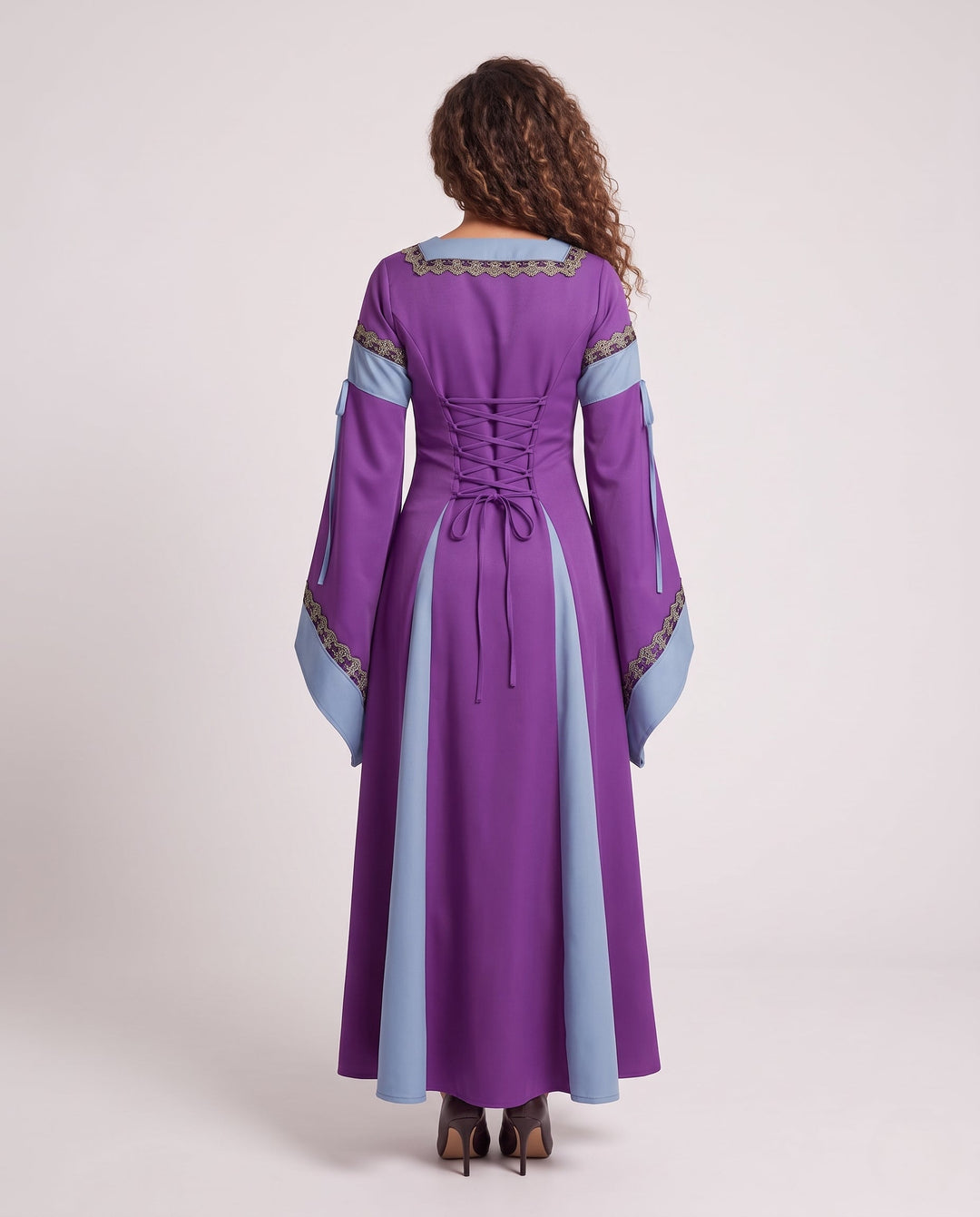 Damen Historisches Kleid mit langen, fließenden Ärmeln und dekorativem Schnürdetail Echo Archiv