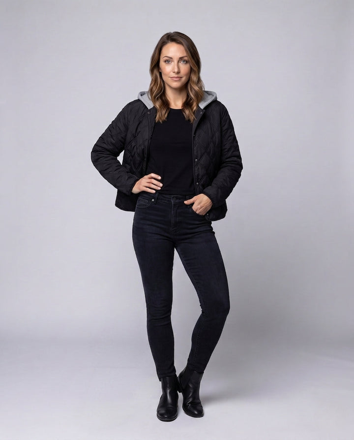Damen kurze gesteppte Blousonjacke mit feiner Rautensteppung, Kapuzenfutter und wärmender thermischer Polsterung.