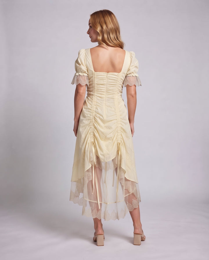 Damenkleid mit Rüschen und Spitzenbesatz Echo Archiv