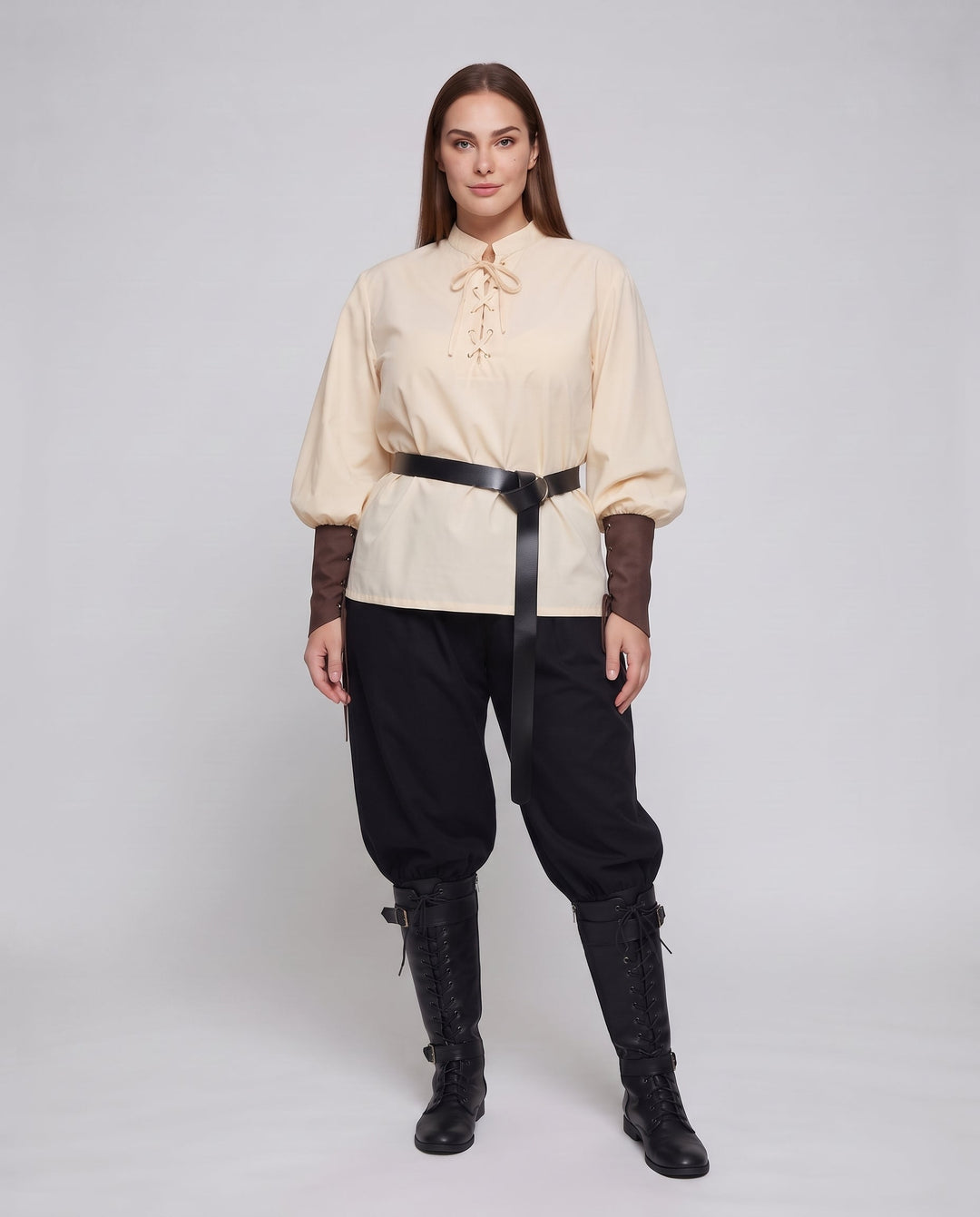 Damenhistorisches Kostümset mit eleganter geflochtener Bluse und weiten Hosen Echo Archiv