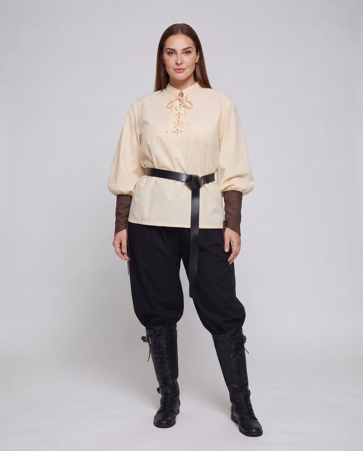 Damenhistorisches Kostümset mit eleganter geflochtener Bluse und weiten Hosen Echo Archiv