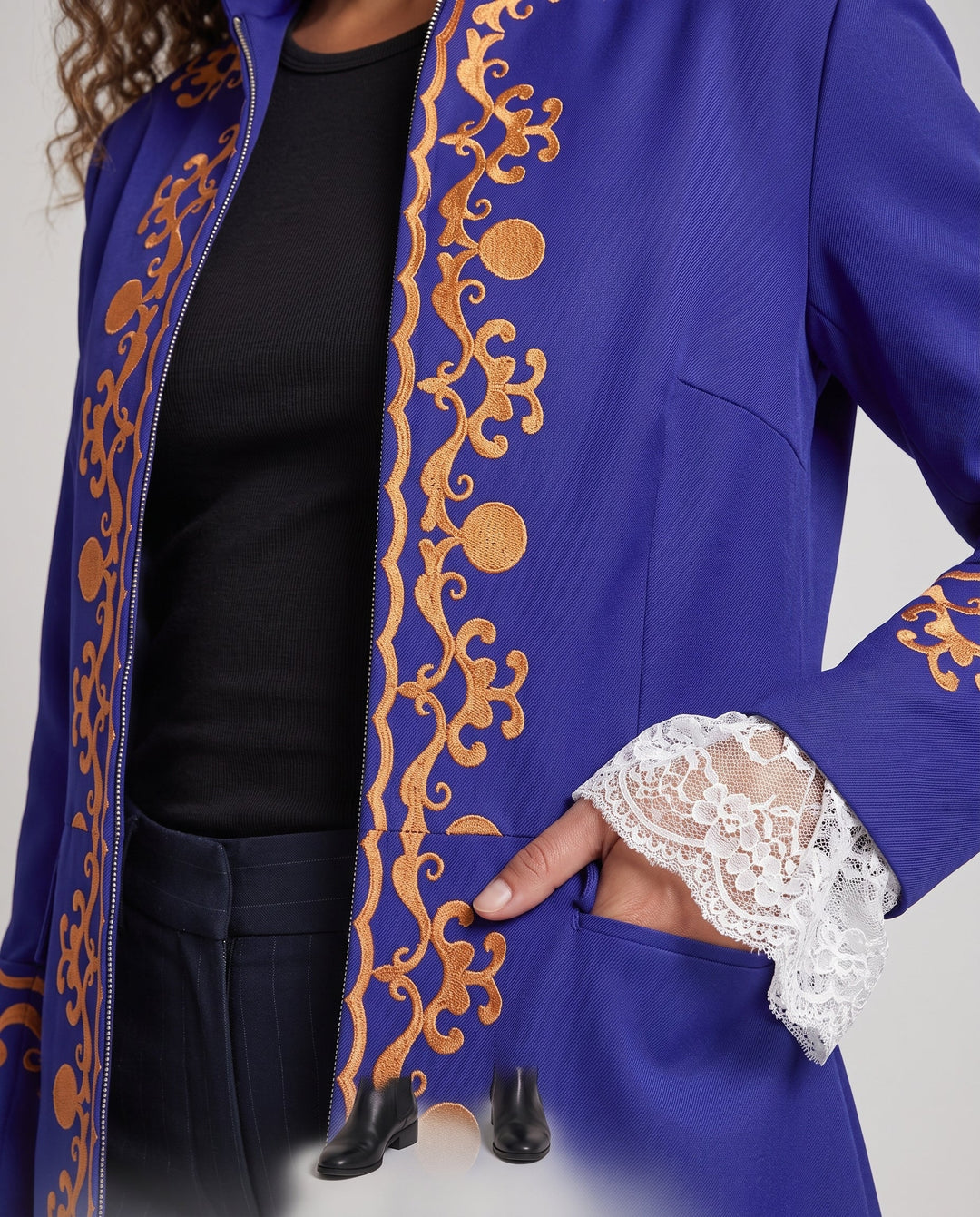 Damen Hochwertiger Kostüm-Mantel mit elegantem Saum und goldenen Verzierungen Echo Archiv