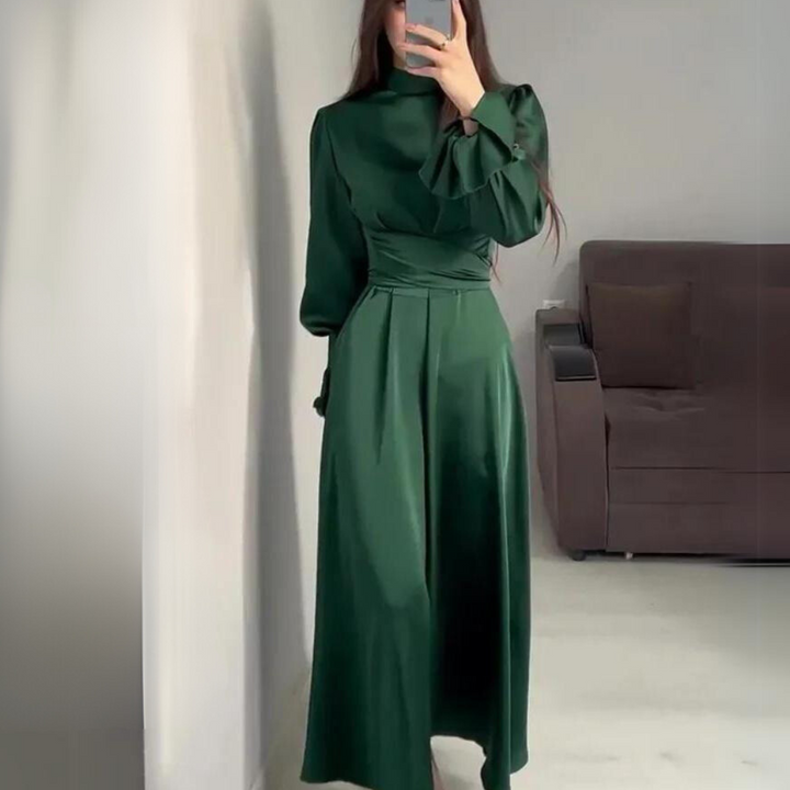 Das seidig weiche Kleid mit langen Ärmeln