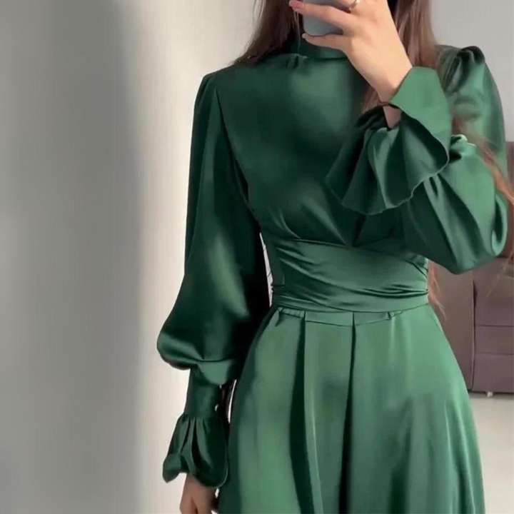 Das seidig weiche Kleid mit langen Ärmeln