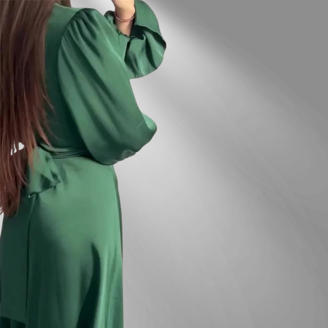 Das seidig weiche Kleid mit langen Ärmeln
