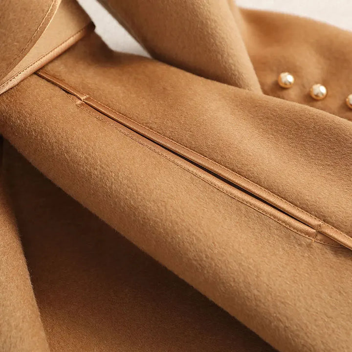 TRENCHCOAT MIT REVERSKRAGEN VON LILIAN-THOURAM
