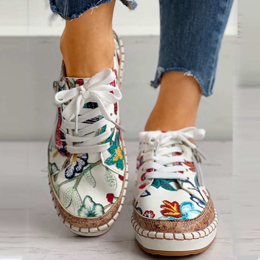 Echoarchiv | Orthopädische Sportschuhe mit Blumendruck und Schnürsenkeln für stilvollen Komfort