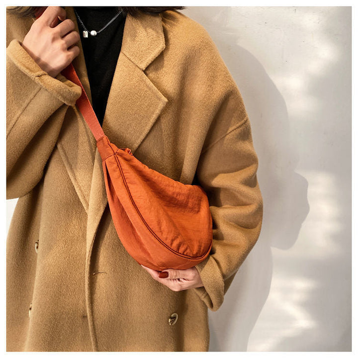 Echoarchiv | Halbmond-Crossbody-Tasche