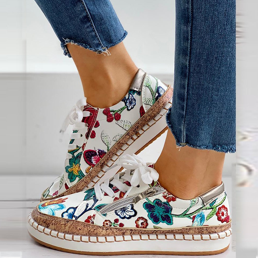 Echoarchiv | Orthopädische Sportschuhe mit Blumendruck und Schnürsenkeln für stilvollen Komfort