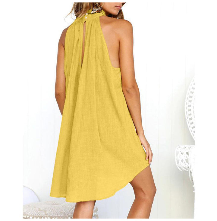 Sommerliches ärmelloses Kleid mit Kragen und leichten Falten