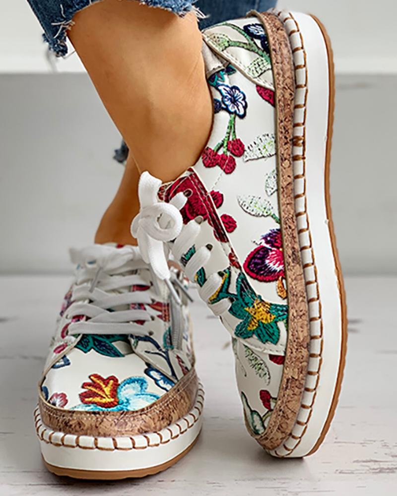 Echoarchiv | Orthopädische Sportschuhe mit Blumendruck und Schnürsenkeln für stilvollen Komfort