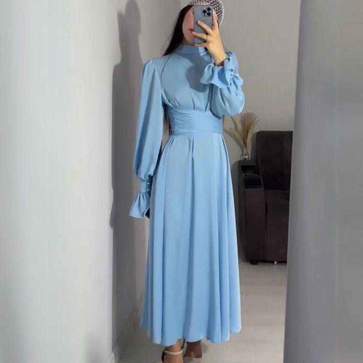 Das seidig weiche Kleid mit langen Ärmeln