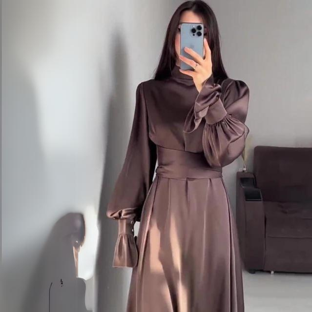 Das seidig weiche Kleid mit langen Ärmeln