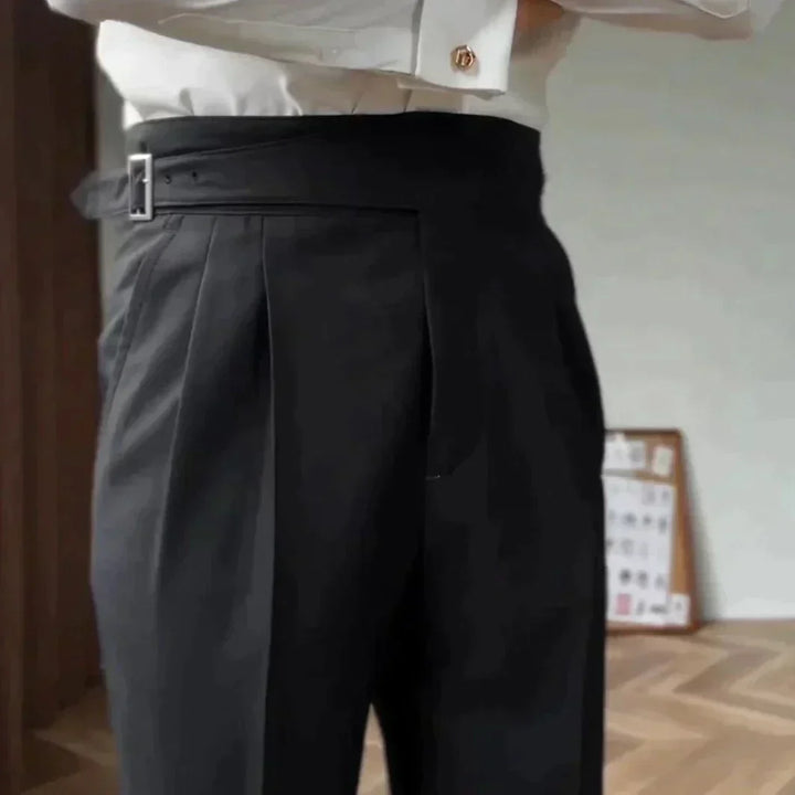 Echoarchiv Classic: Stilvolle Hose mit Schnalle