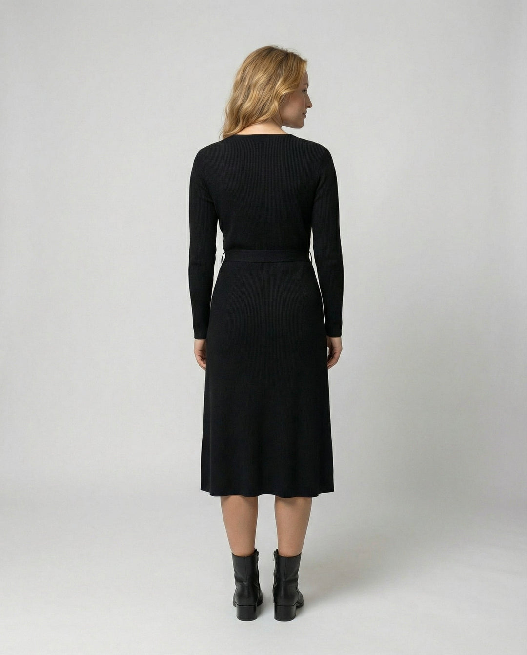 Elegantes Damen Wickelkleid mit Langen Ärmeln und Taillenkordelung | Echoarchiv