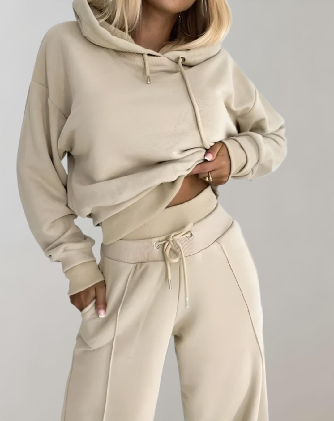 Echoarchiv | Delige Set von Einem Zweifarbigen Hoodie und Einer Hose mit Weitem Bein