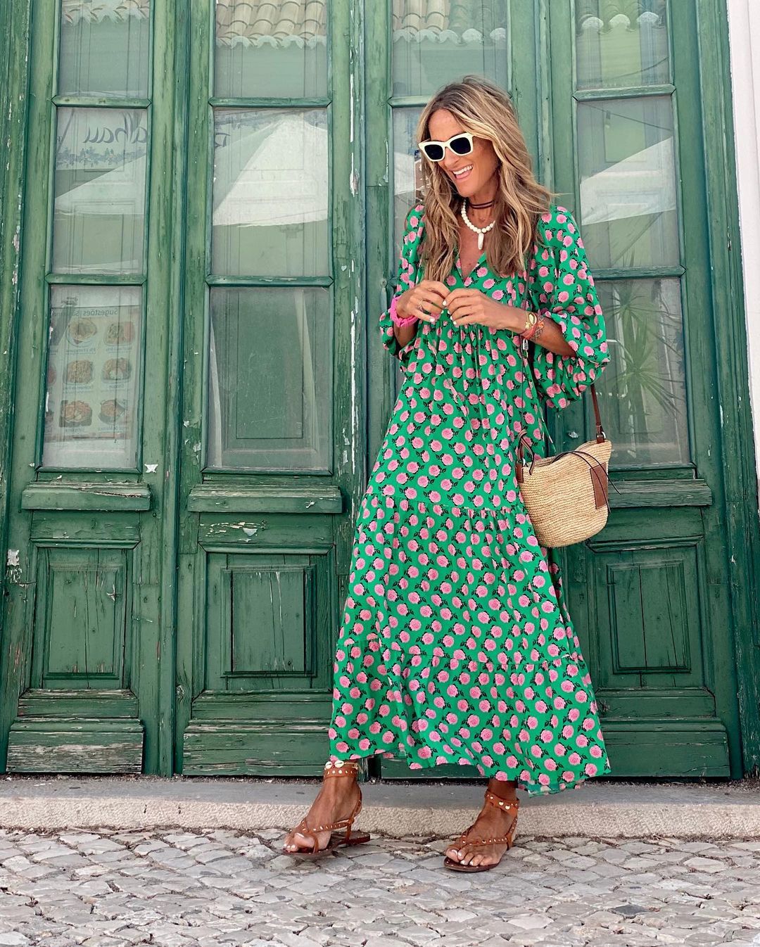 Damenkleid für den Sommer mit V-Ausschnitt und Kurzarm