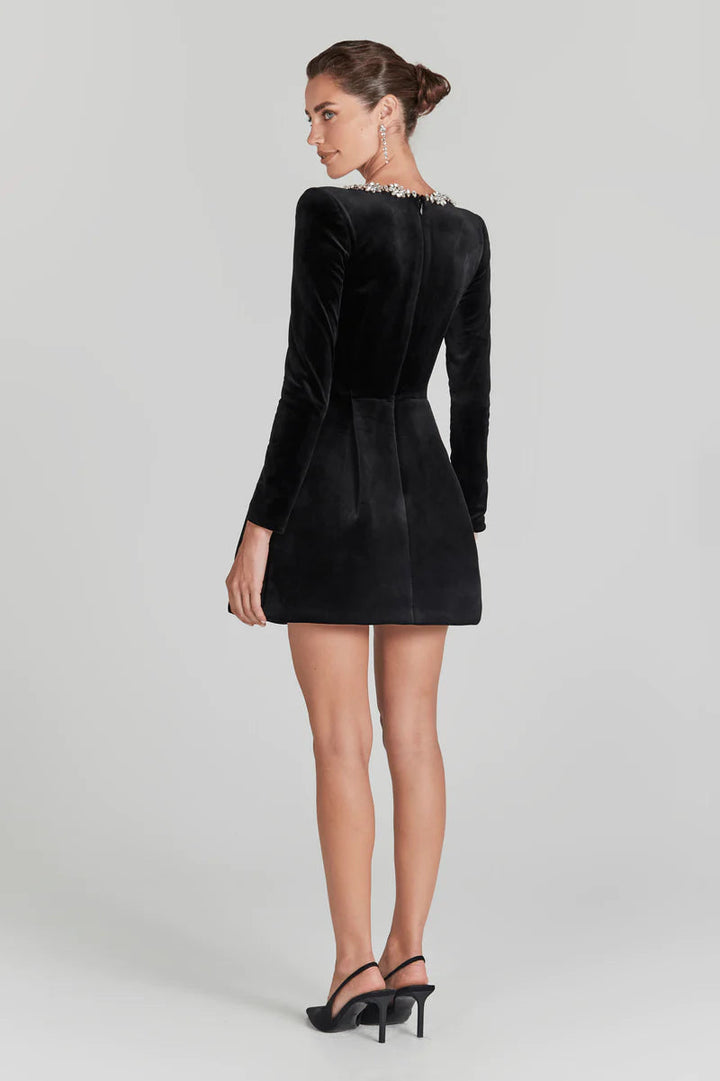 Elegantes Samtkleid mit Quadratkragen