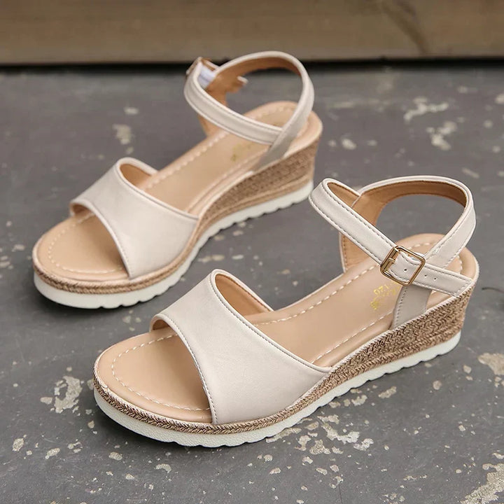 Echoarchiv - Leichte Sandalen mit Keilabsatz und Schnalle