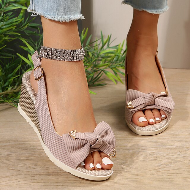 Echoarchiv - Orthopädische Sandalen mit Keilabsatz