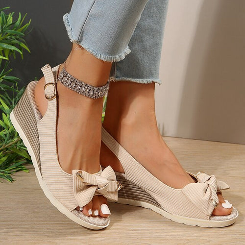 Echoarchiv - Orthopädische Sandalen mit Keilabsatz