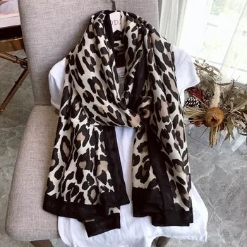 Echoarchiv | Eleganter Schal mit Leopardenmuster