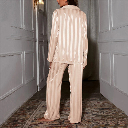 Echoarchiv - Stilvolles Pyjama-Set aus Seide
