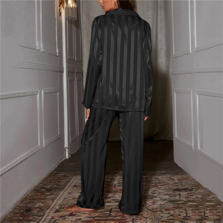 Echoarchiv - Stilvolles Pyjama-Set aus Seide