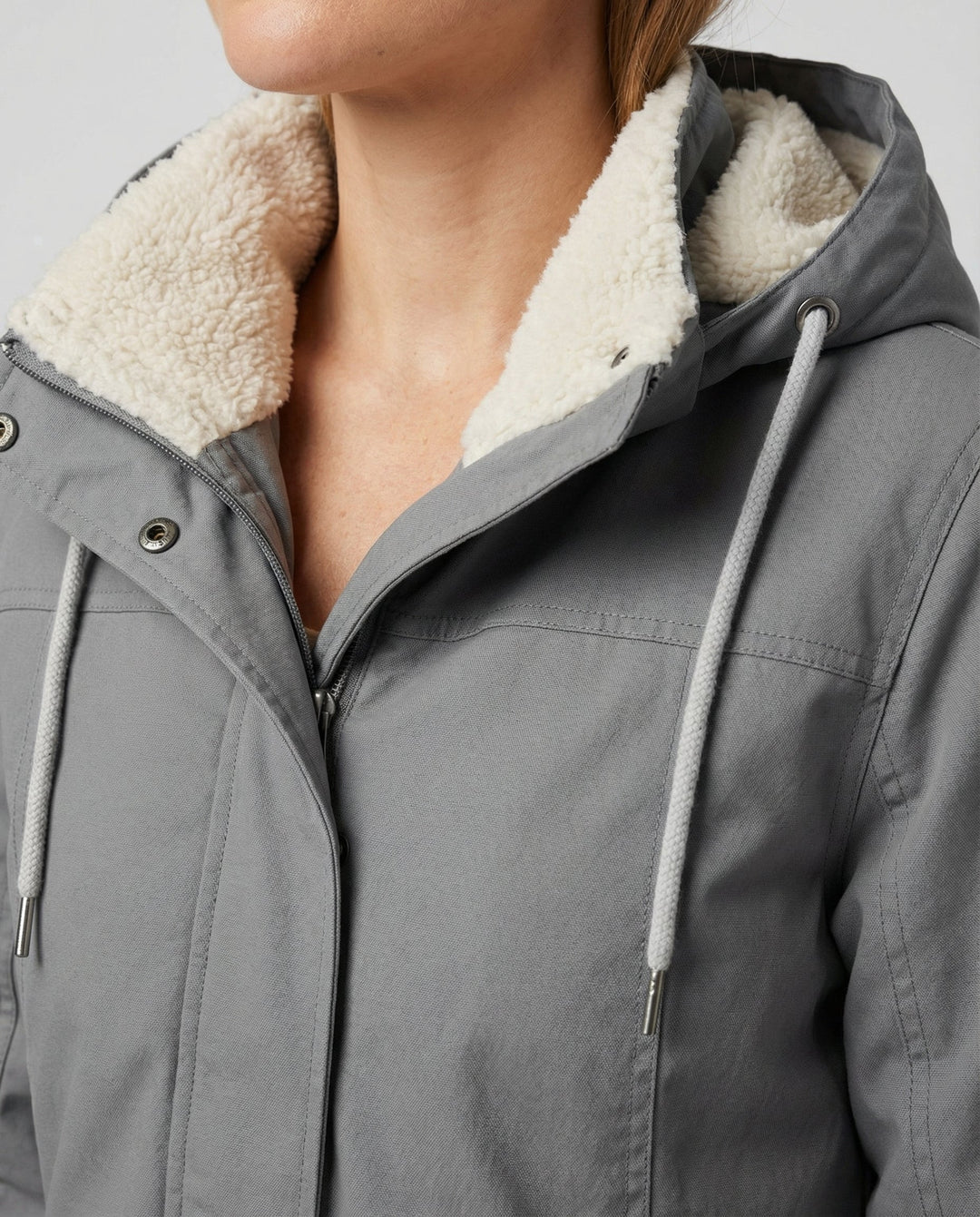 Warme Winterjacke mit Kapuze für Damen | Echoarchiv