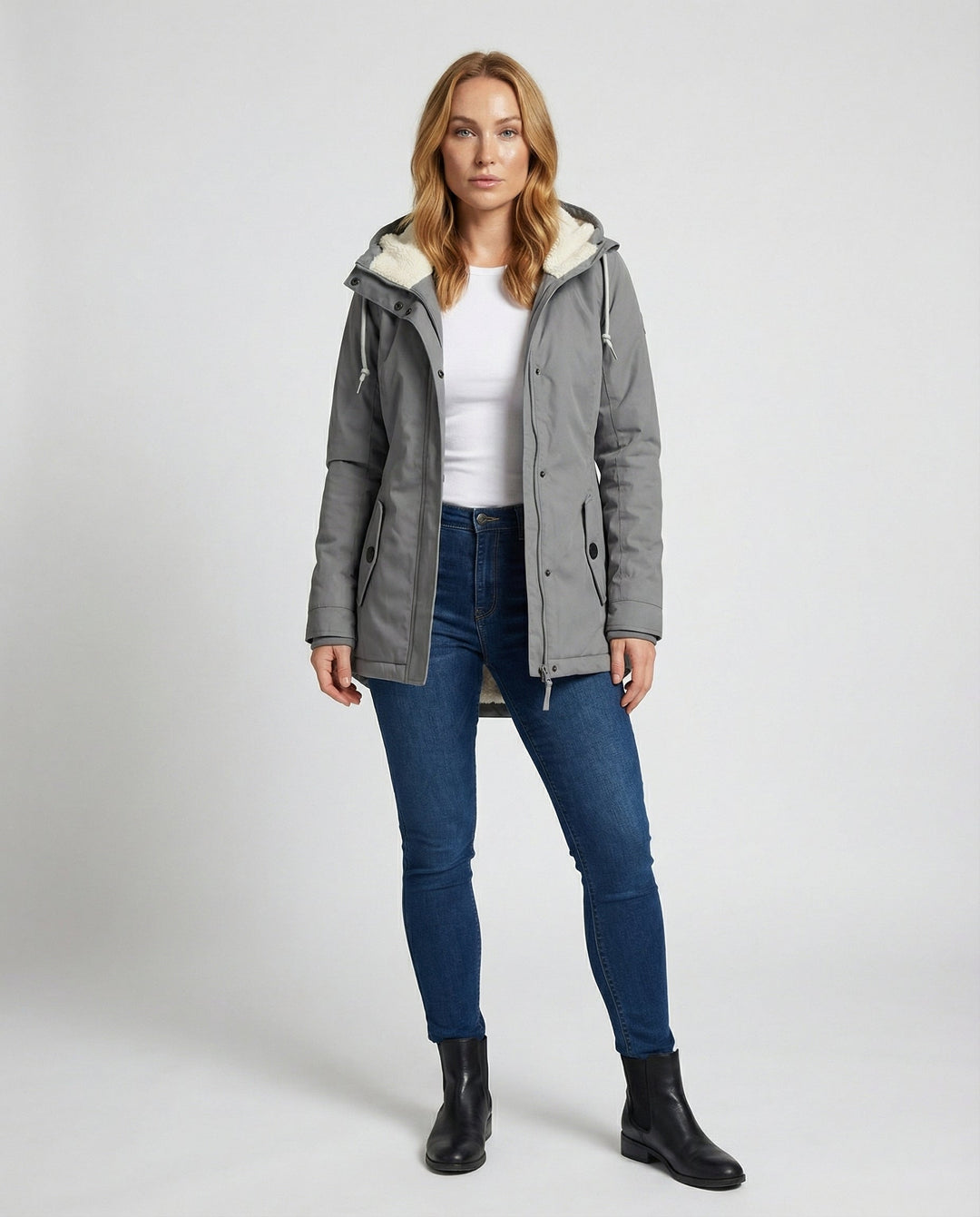 Warme Winterjacke mit Kapuze für Damen | Echoarchiv