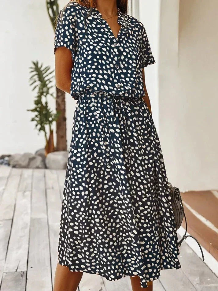 Echoarchiv | Elegantes Kurzärmliges Hemdblusenkleid mit Polka Dots und Kordelzug In Der Taille