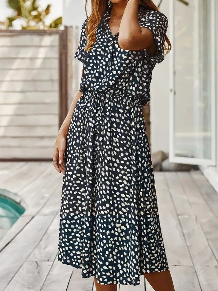 Echoarchiv | Elegantes Kurzärmliges Hemdblusenkleid mit Polka Dots und Kordelzug In Der Taille