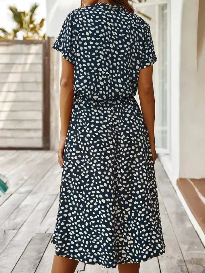 Echoarchiv | Elegantes Kurzärmliges Hemdblusenkleid mit Polka Dots und Kordelzug In Der Taille