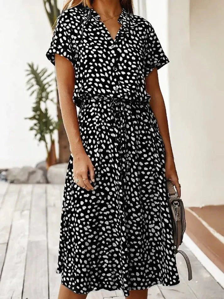 Echoarchiv | Elegantes Kurzärmliges Hemdblusenkleid mit Polka Dots und Kordelzug In Der Taille