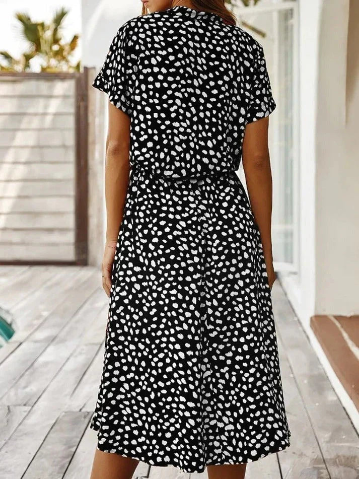 Echoarchiv | Elegantes Kurzärmliges Hemdblusenkleid mit Polka Dots und Kordelzug In Der Taille