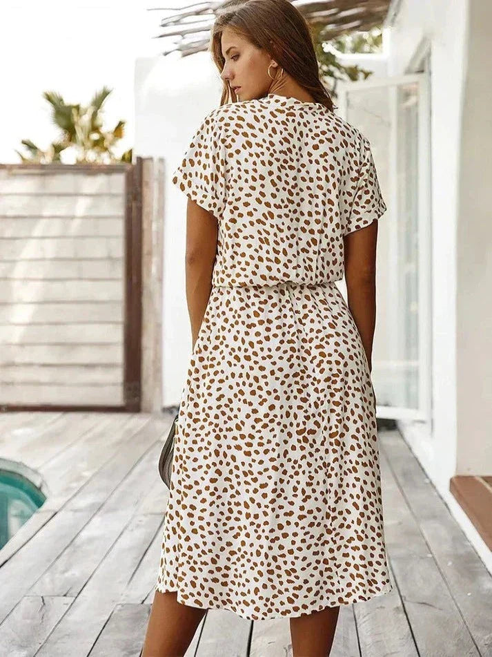 Echoarchiv | Elegantes Kurzärmliges Hemdblusenkleid mit Polka Dots und Kordelzug In Der Taille