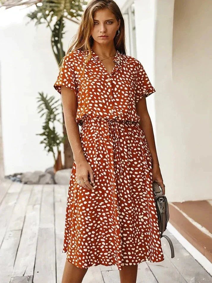 Echoarchiv | Elegantes Kurzärmliges Hemdblusenkleid mit Polka Dots und Kordelzug In Der Taille