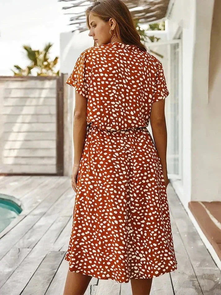 Echoarchiv | Elegantes Kurzärmliges Hemdblusenkleid mit Polka Dots und Kordelzug In Der Taille
