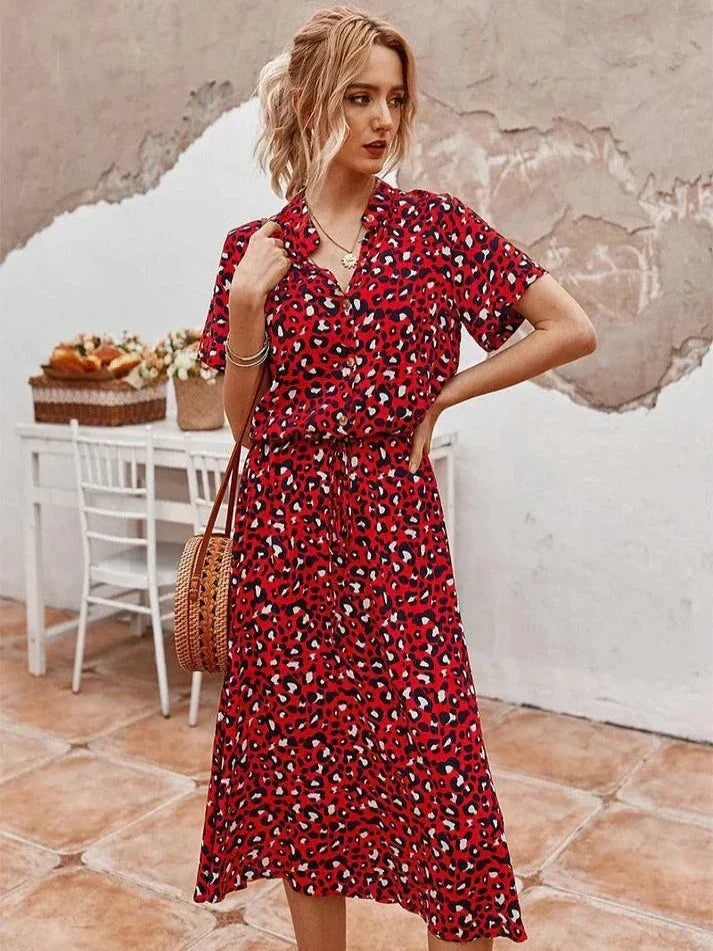Echoarchiv | Elegantes Kurzärmliges Hemdblusenkleid mit Polka Dots und Kordelzug In Der Taille
