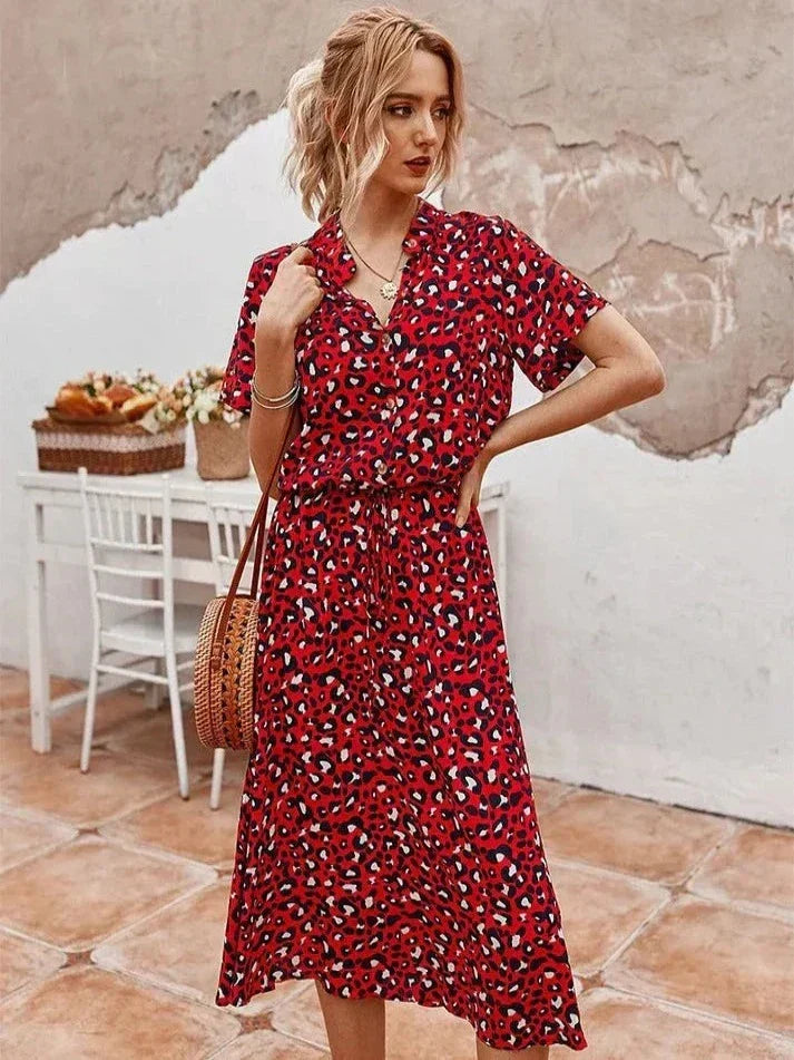 Echoarchiv | Elegantes Kurzärmliges Hemdblusenkleid mit Polka Dots und Kordelzug In Der Taille