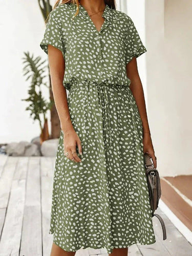 Echoarchiv | Elegantes Kurzärmliges Hemdblusenkleid mit Polka Dots und Kordelzug In Der Taille