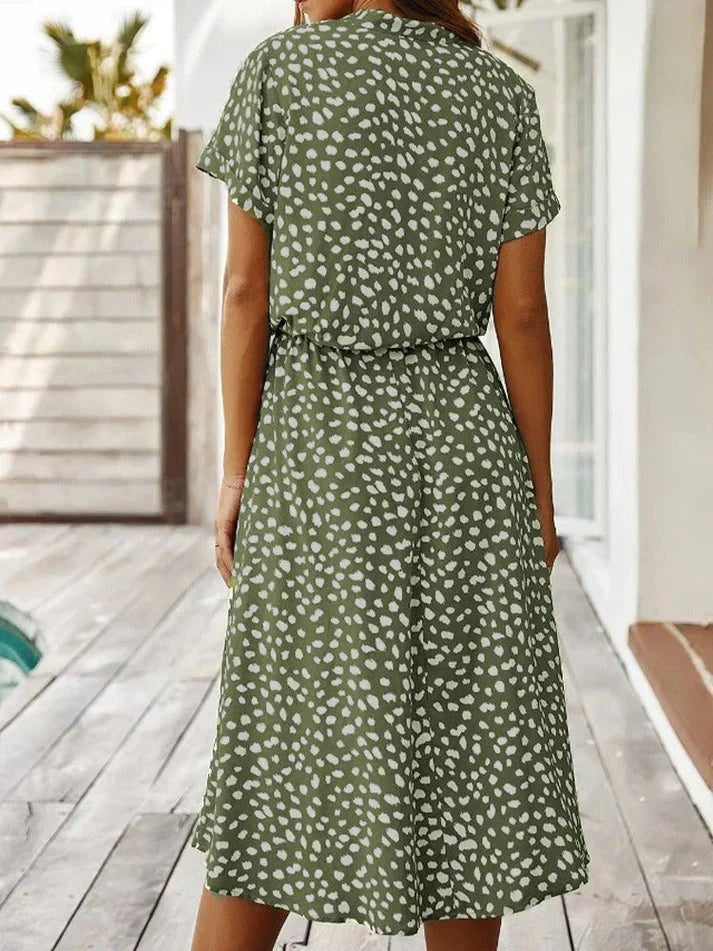 Echoarchiv | Elegantes Kurzärmliges Hemdblusenkleid mit Polka Dots und Kordelzug In Der Taille