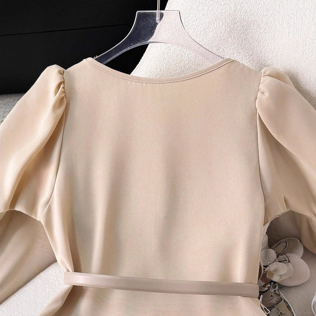 Damen Modisches Oberteil mit voluminösen Ärmeln und Gürtel Echo Archiv