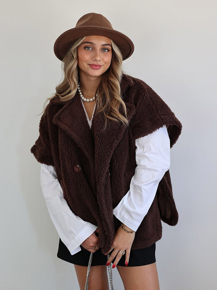 Damen Kurzes Teddy-Cape mit Reverskragen und verdeckter Knopfleiste Echoarchiv