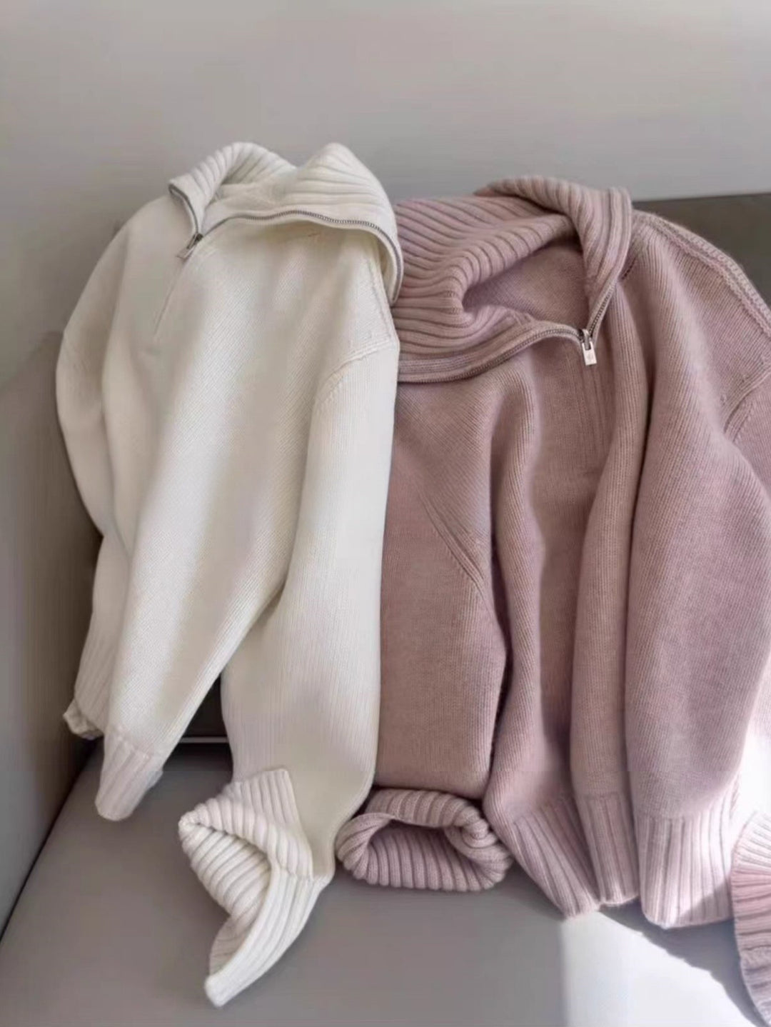 Damen Oversize Feinstrickpullover mit halbem Reißverschluss und weitem Rollkragen Echoarchiv